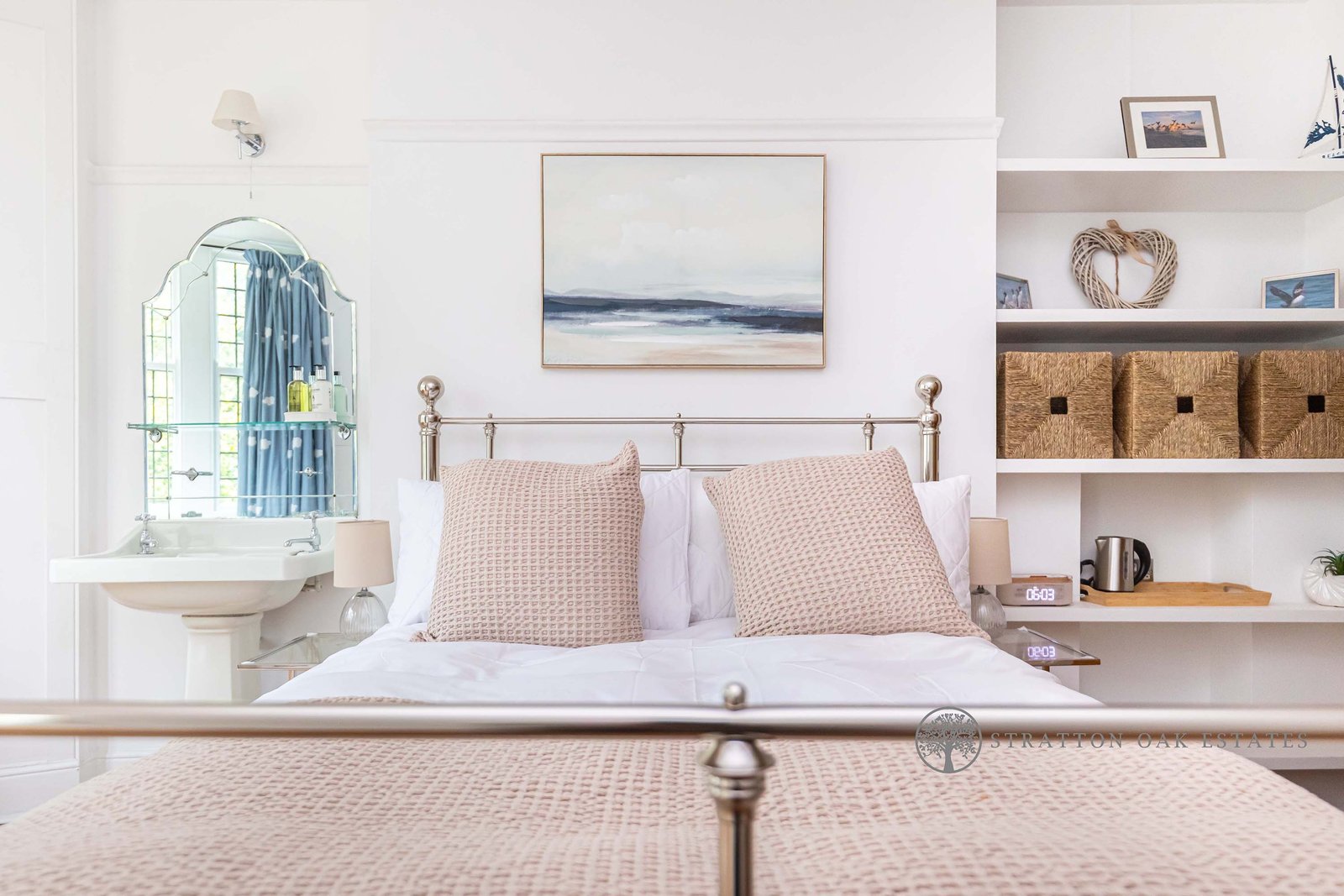 Coastal-themed bedroom